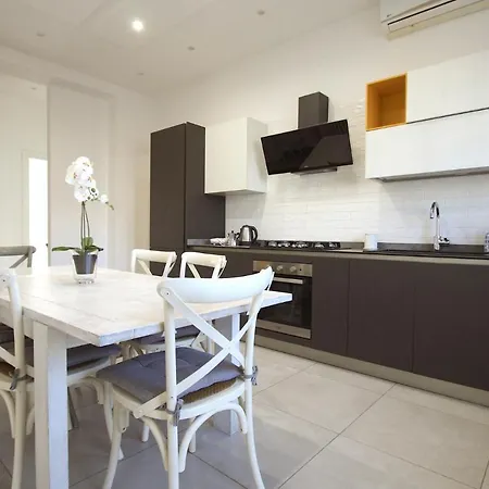 Piramide House